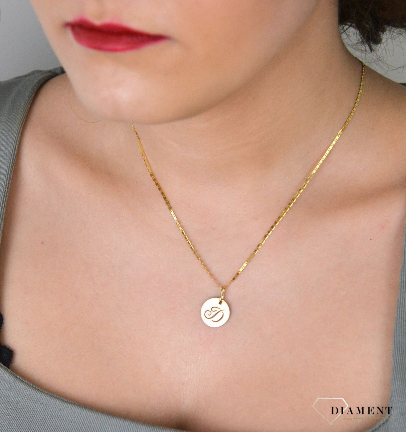 Złota zawieszka 585 z literką D w kółeczku DIA-ZA 2128D-585 Wisiorek został wykonany z najwyższej jakości złota próby 585. Modny wzór zawieszki będzie się pięknie prezentować na szyi. Subtelny,1.jpg